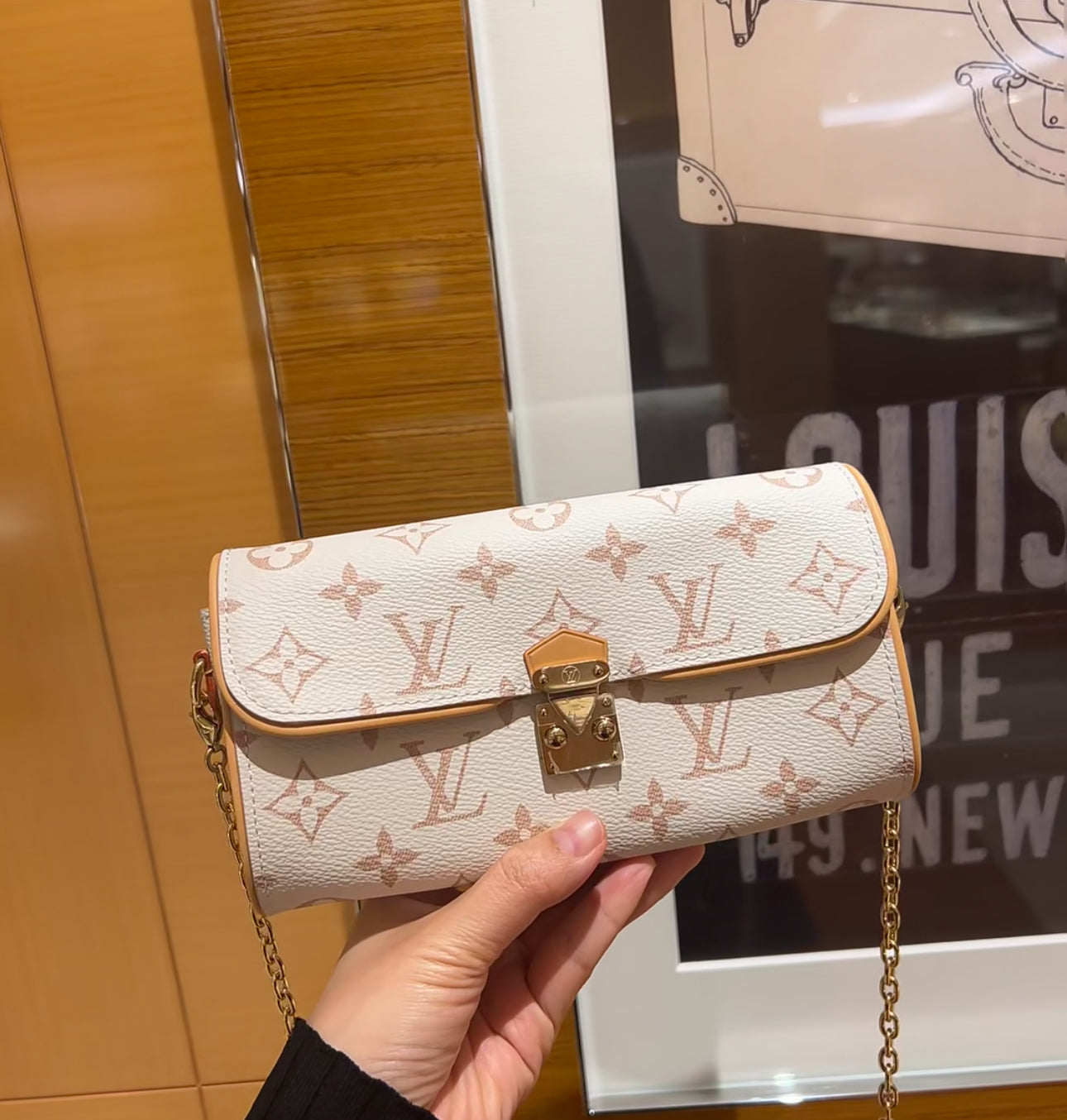 LV Pochette Metis East